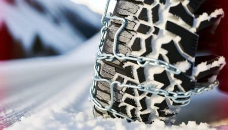 Pneus neige ou chaînes : quel est le meilleur choix ?